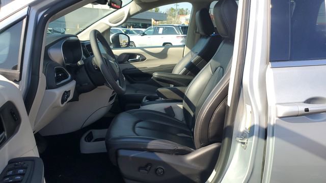 Certified 2023 Chrysler Pacifica Touring-L FWD image 5