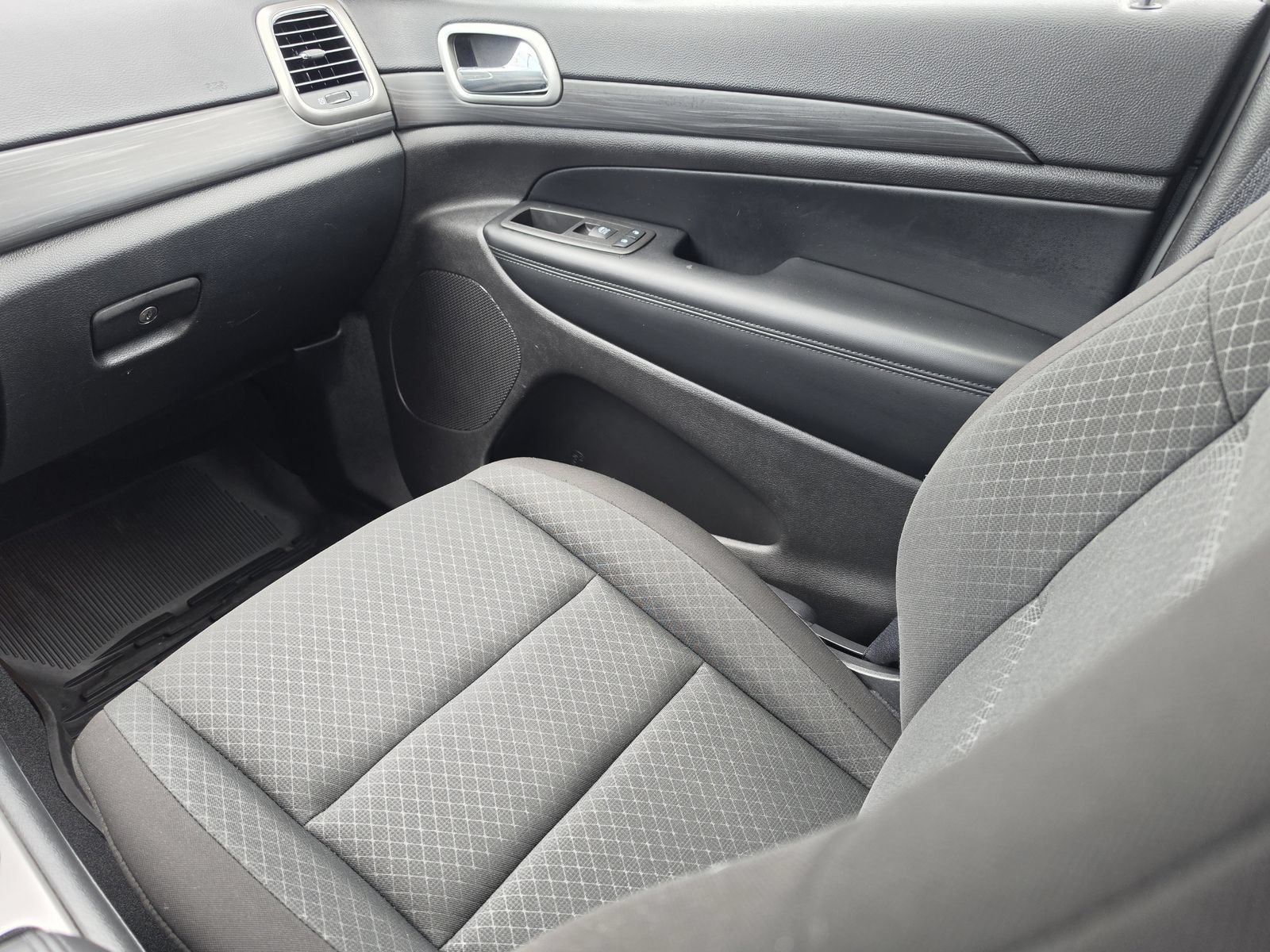 Used 2021 Jeep Grand Cherokee Laredo RWD image 18