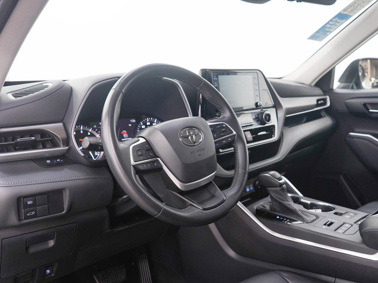 Used 2022 Toyota Highlander XLE AWD/4WD image 25