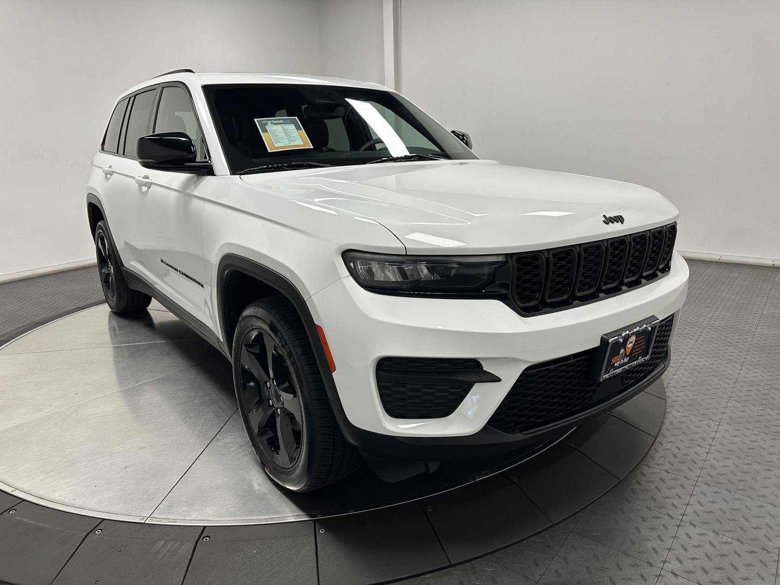 Used 2023 Jeep Grand Cherokee Altitude AWD/4WD image 2