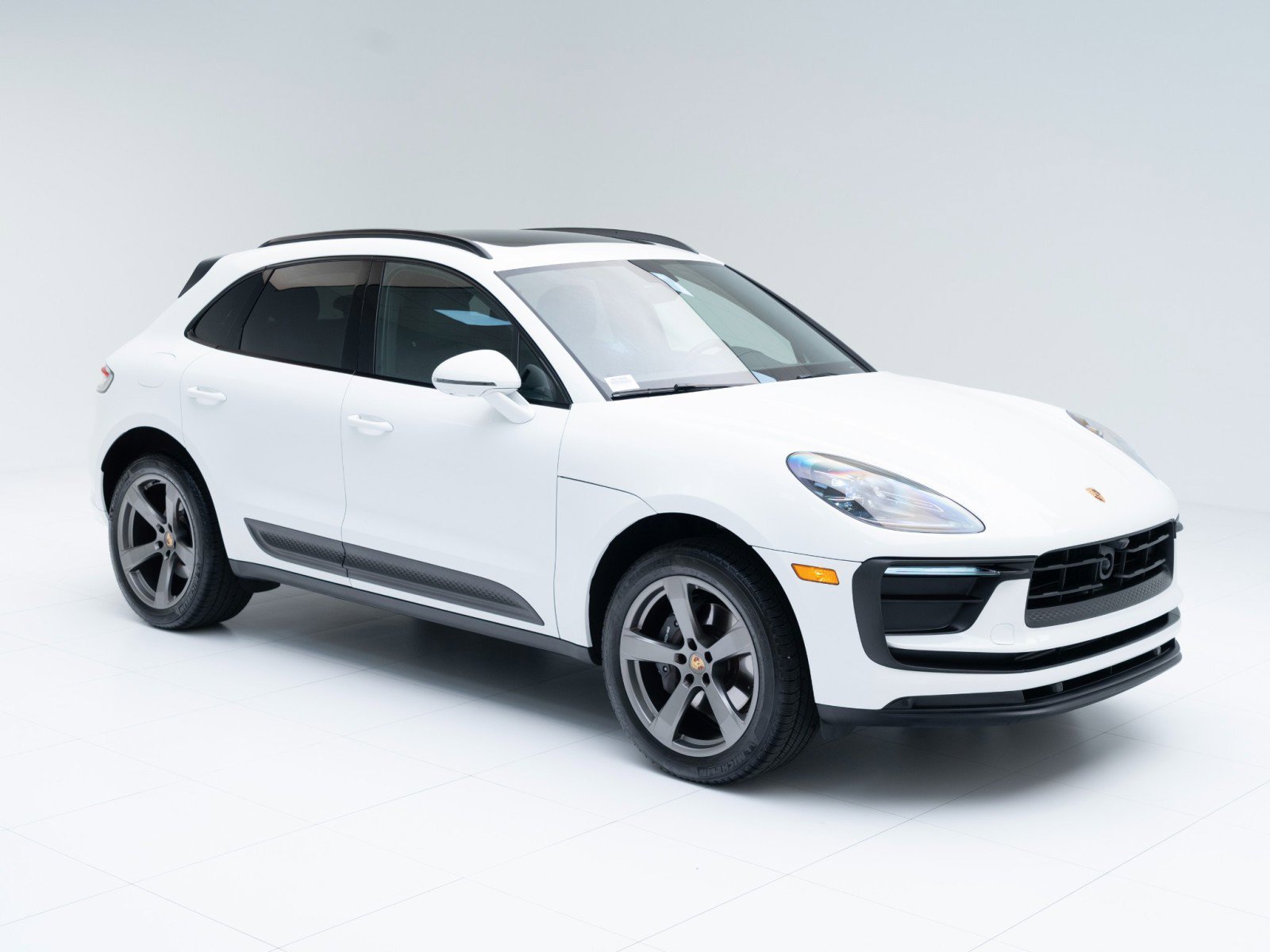Certified 2025 Porsche Macan image 7