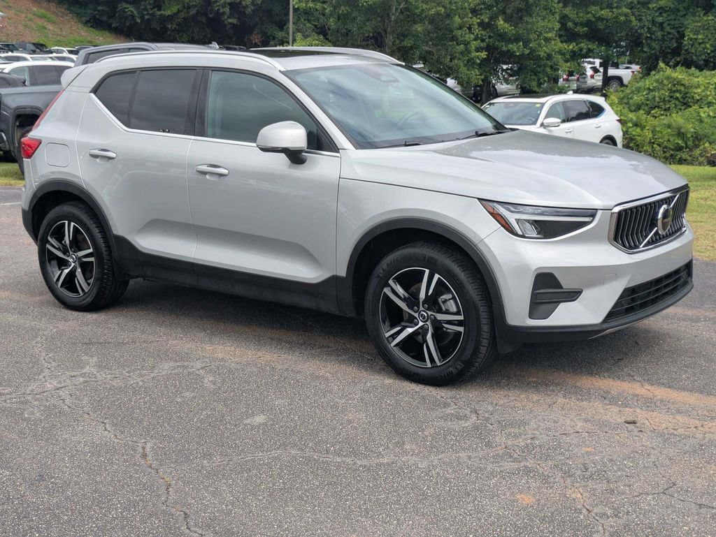 Certified 2025 Volvo XC40 B5 Core AWD/4WD image 8