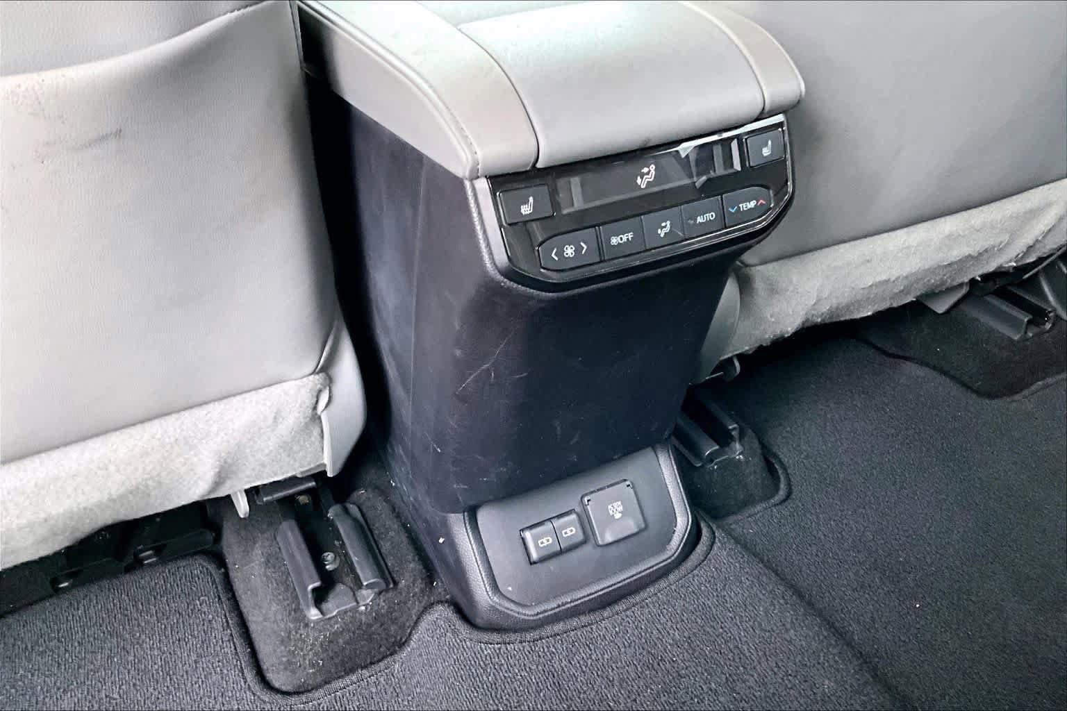 Used 2023 Toyota Highlander Platinum FWD image 35