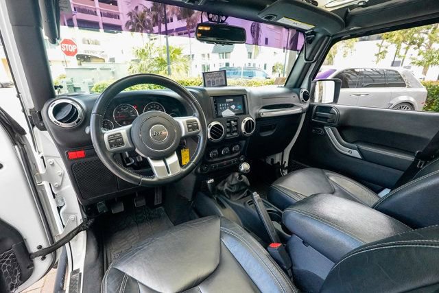 Used 2016 Jeep Wrangler Unlimited Rubicon AWD/4WD image 3
