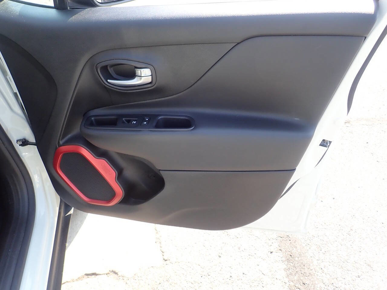 Used 2016 Jeep Renegade Trailhawk w/ Cold Weather Group image 28