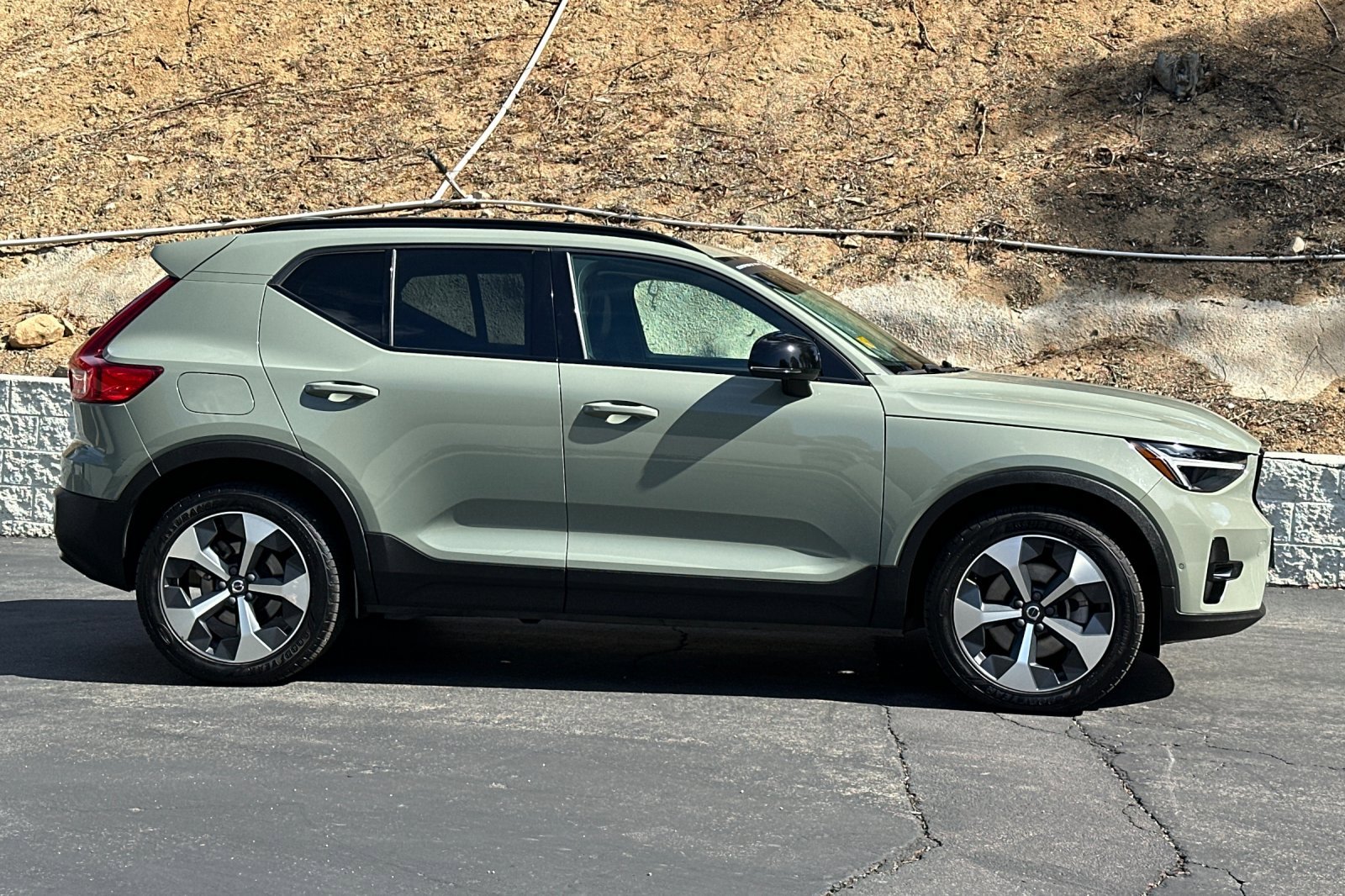 Used 2023 Volvo XC40 B4 Ultimate FWD image 3