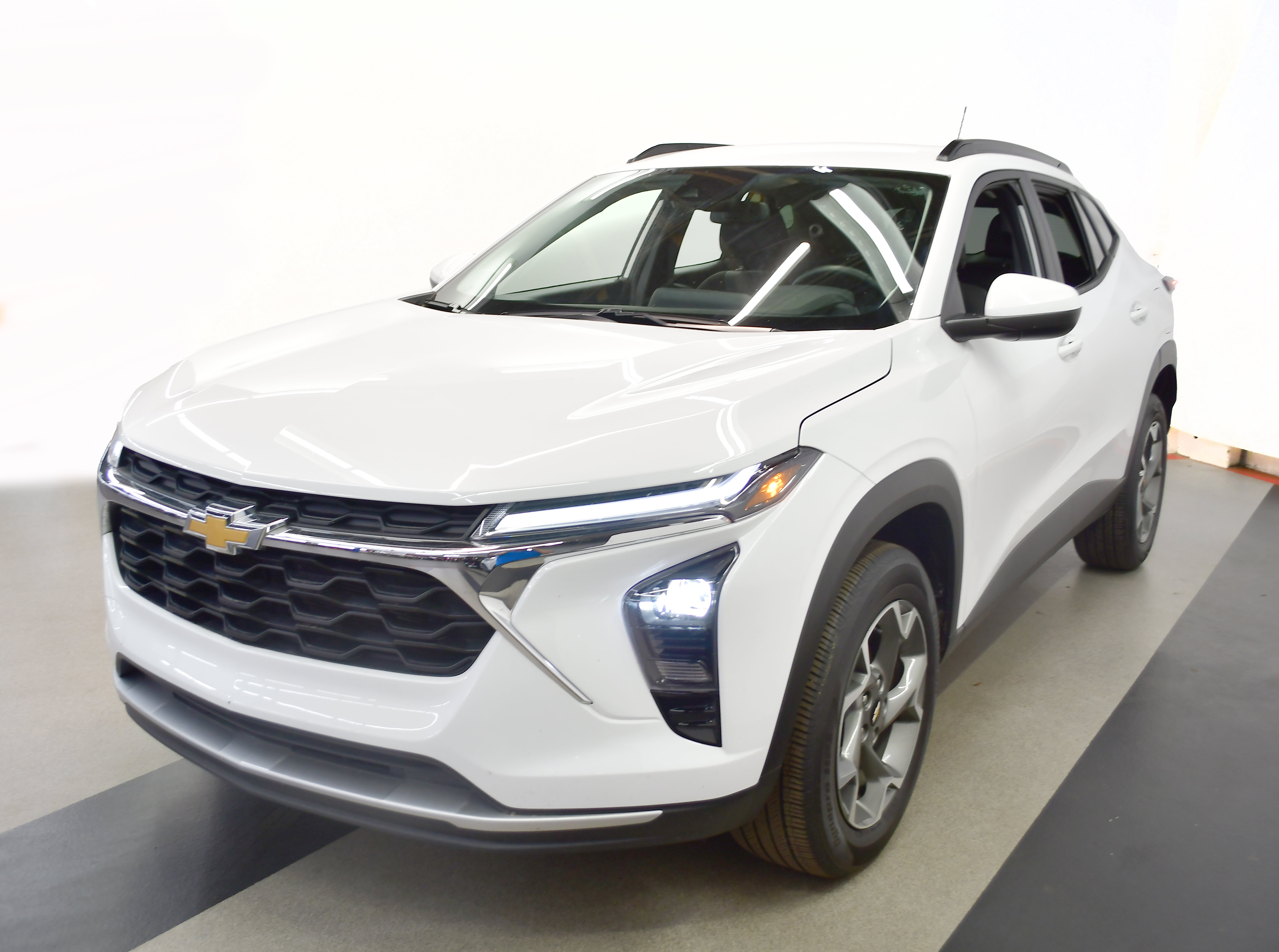 Used 2025 Chevrolet Trax LT w/ LT Convenience Package FWD image 4