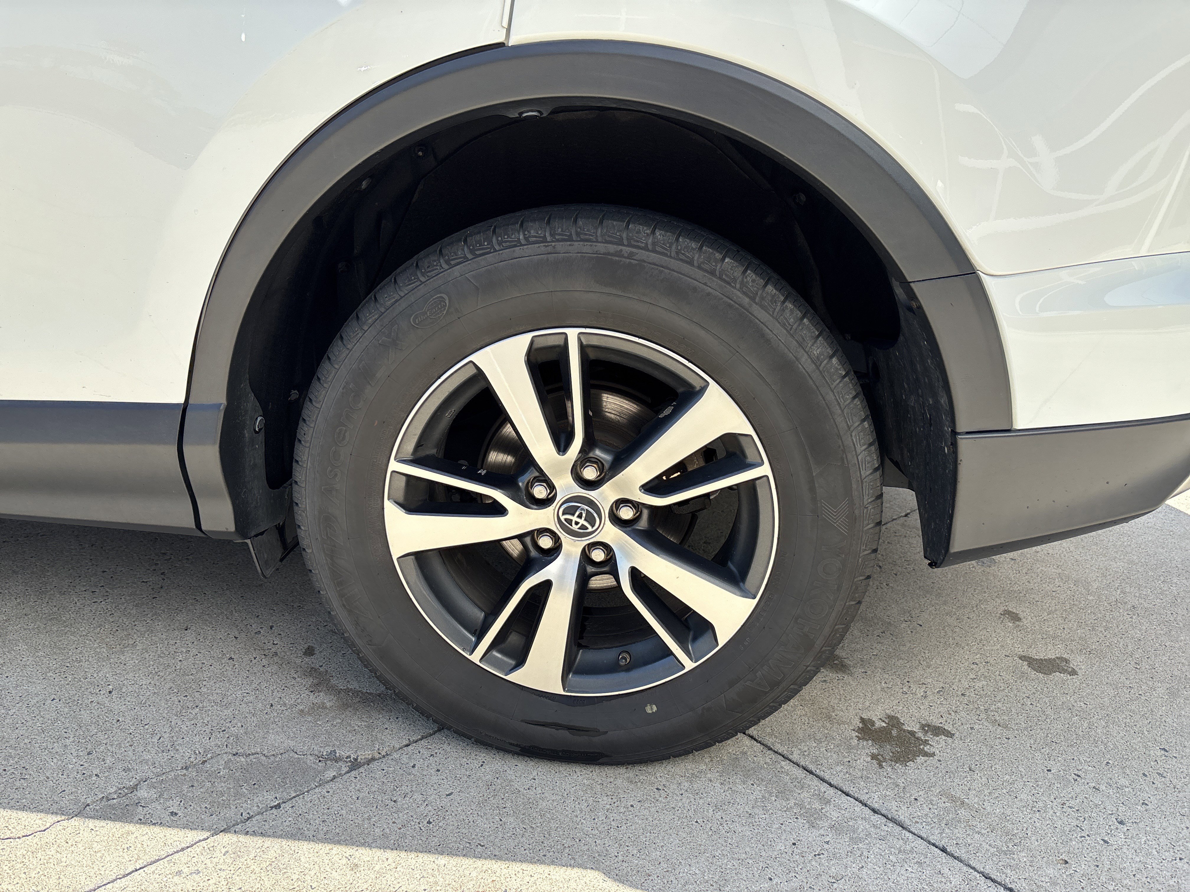 Used 2017 Toyota RAV4 XLE AWD/4WD image 34