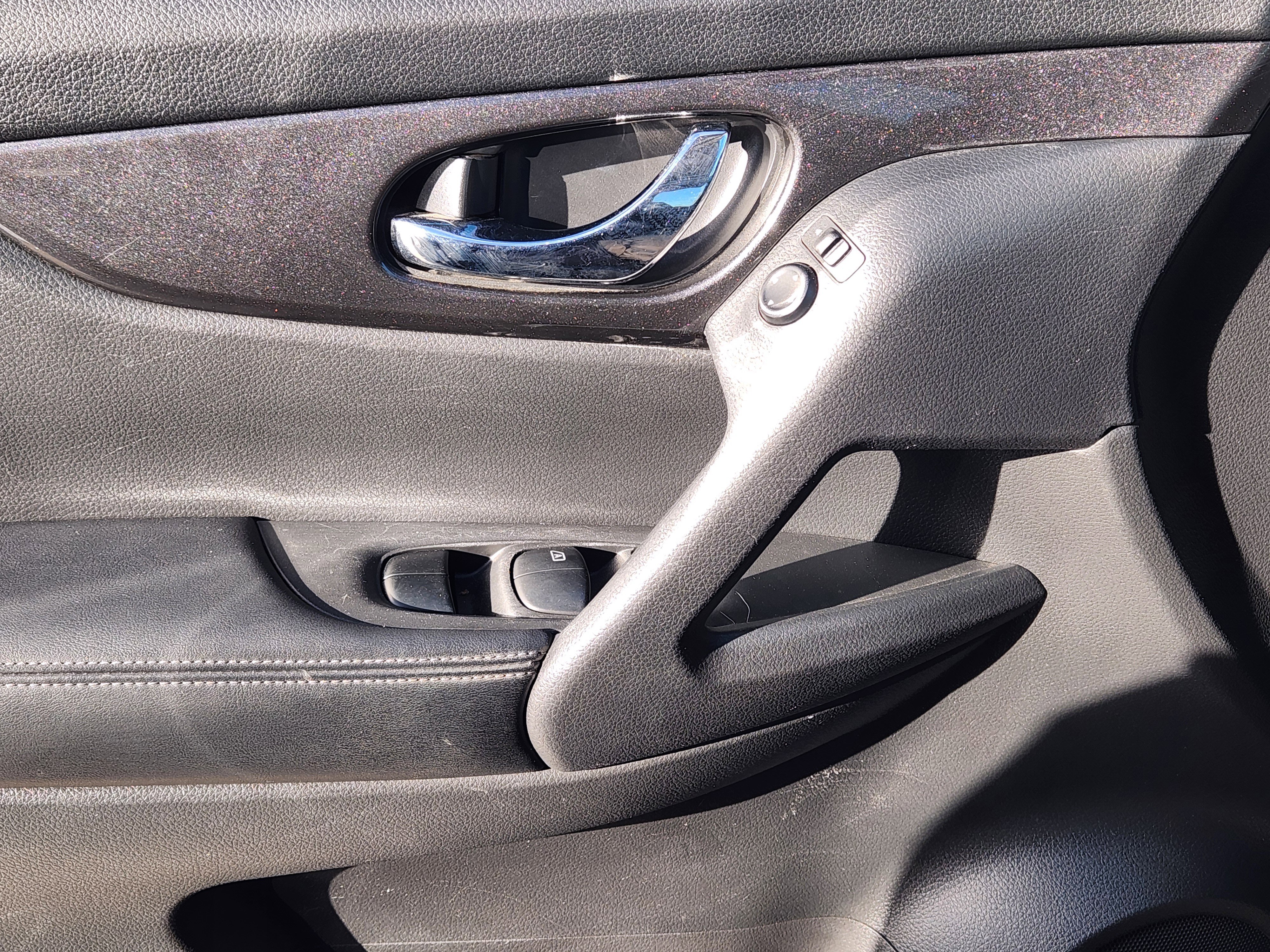 Used 2018 Nissan Rogue S image 23