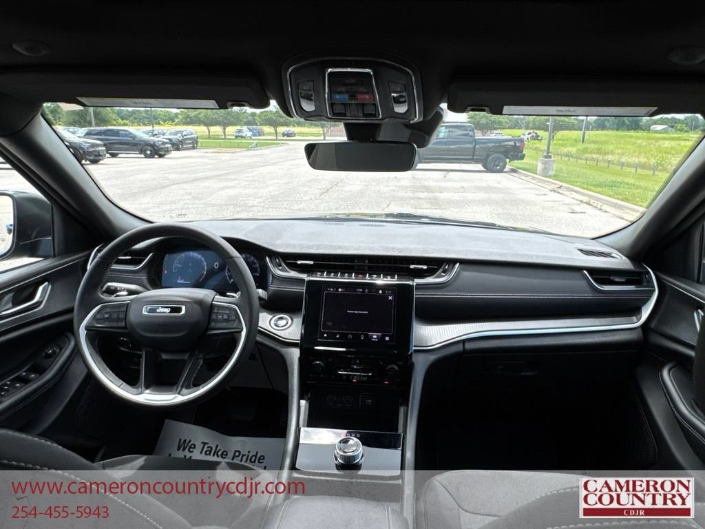 Used 2025 Jeep Grand Cherokee Laredo w/ Luxury Tech Group I AWD/4WD image 15