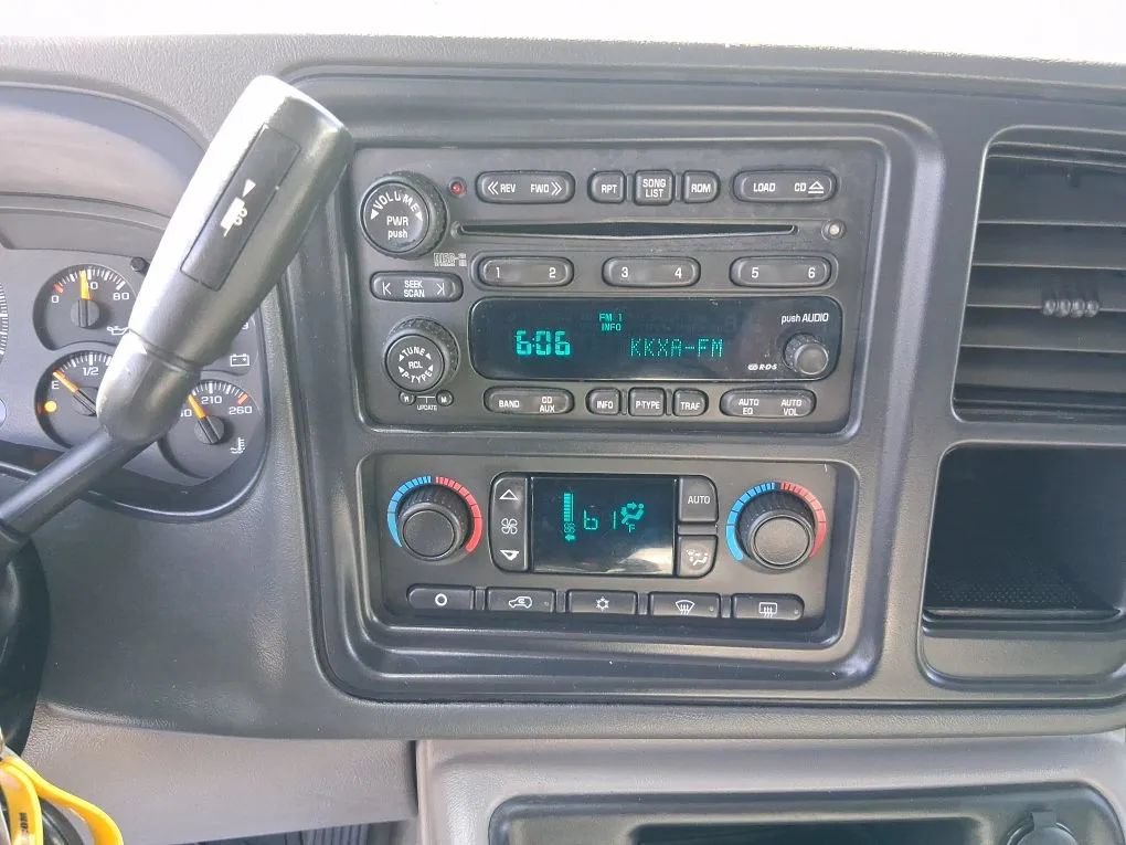 Used 2004 Chevrolet Tahoe LT w/ LT Preferred Equipment Group AWD/4WD image 16