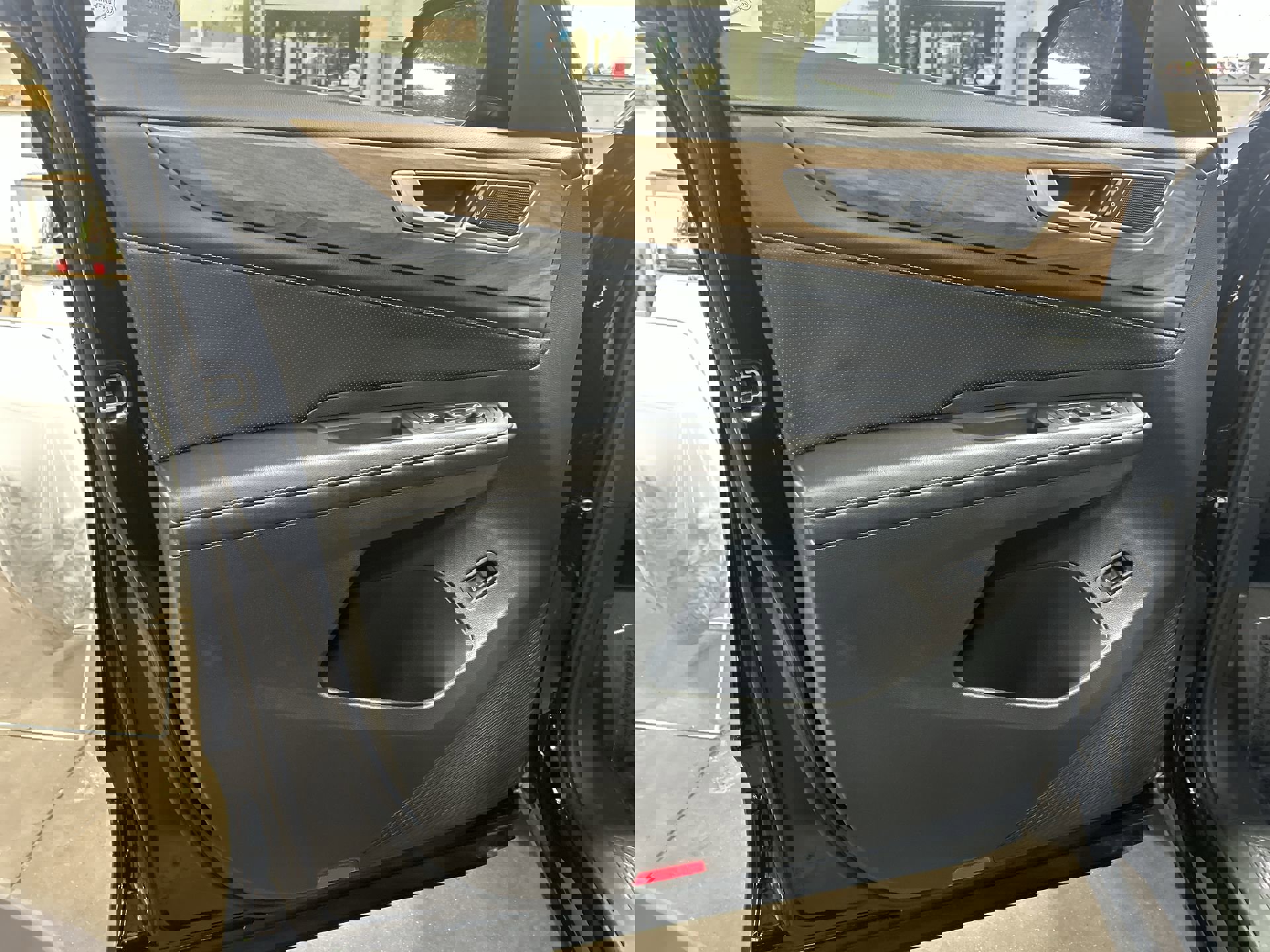 Used 2025 Volkswagen Atlas SE image 23