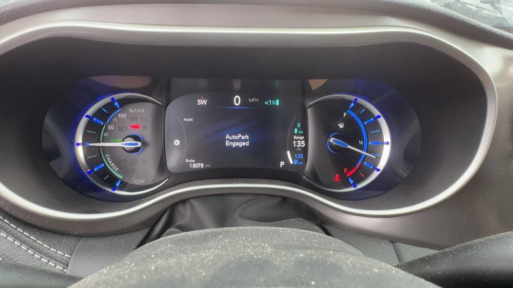 Used 2025 Chrysler Pacifica Select FWD image 16