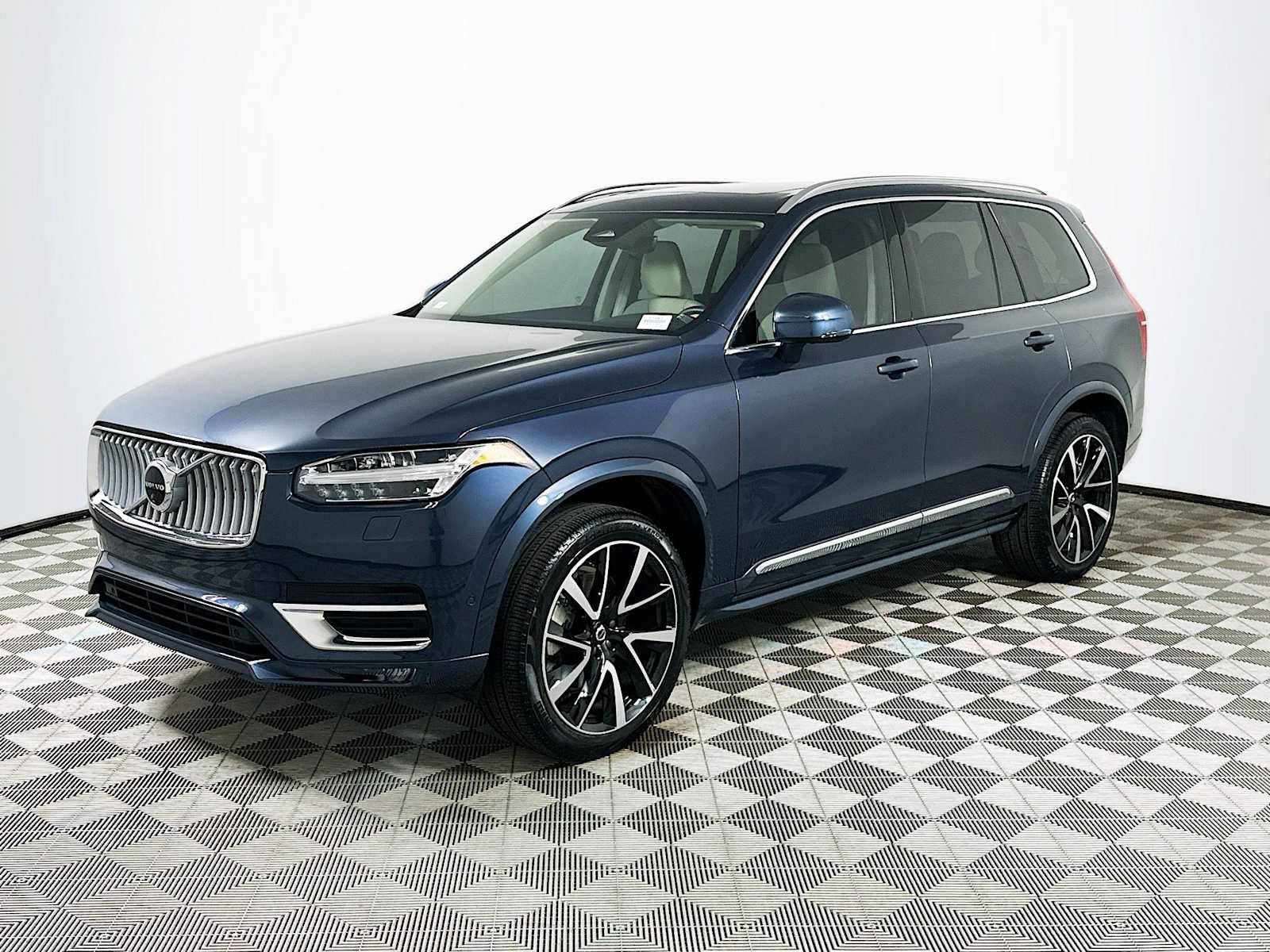 Certified 2025 Volvo XC90 B6 Plus image 3