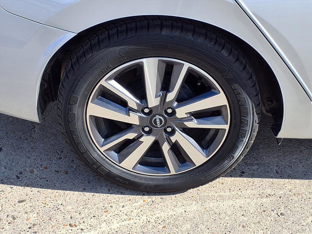 Used 2023 Nissan Versa SV image 9