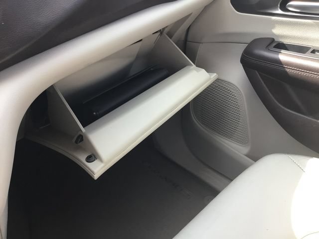 Used 2017 Chrysler Pacifica Touring-L FWD image 37