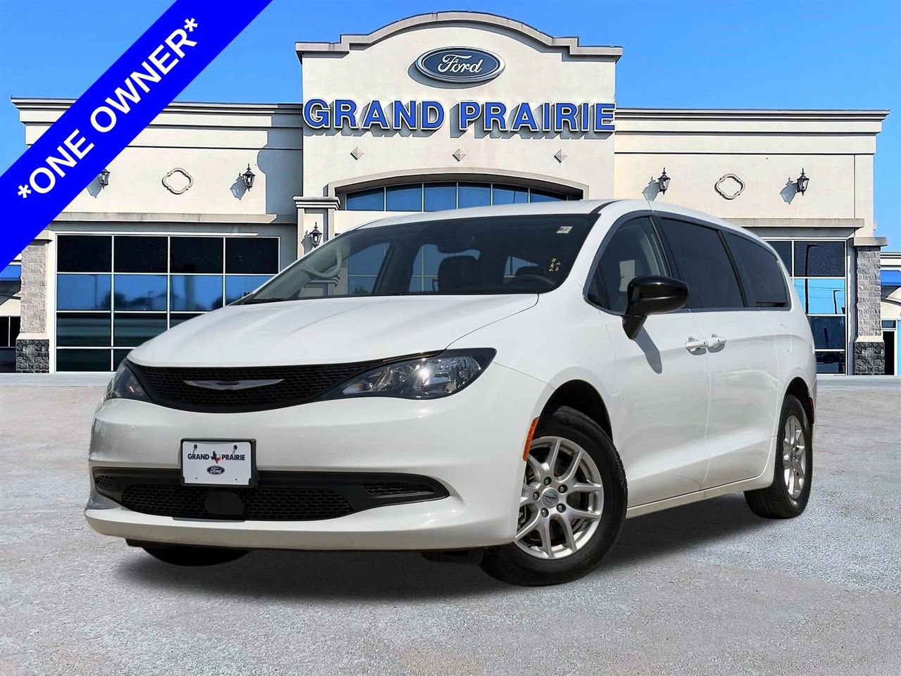 Used 2024 Chrysler Voyager LX image 1