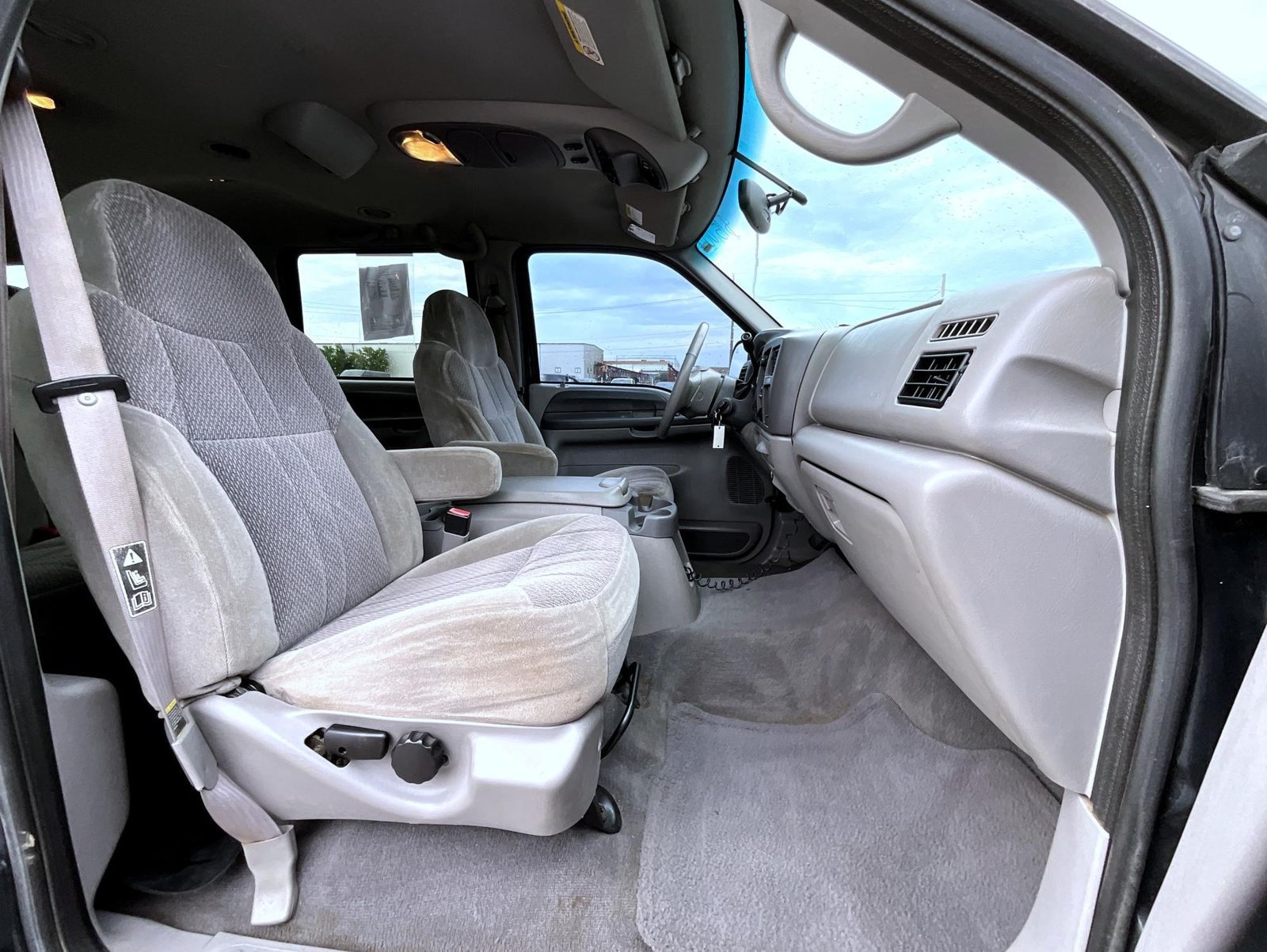 Used 2001 Ford Excursion XLT AWD/4WD image 17
