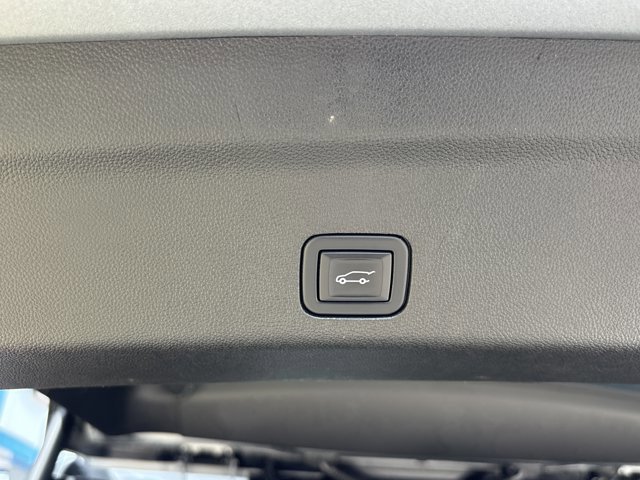 Used 2023 GMC Yukon XL Denali image 9