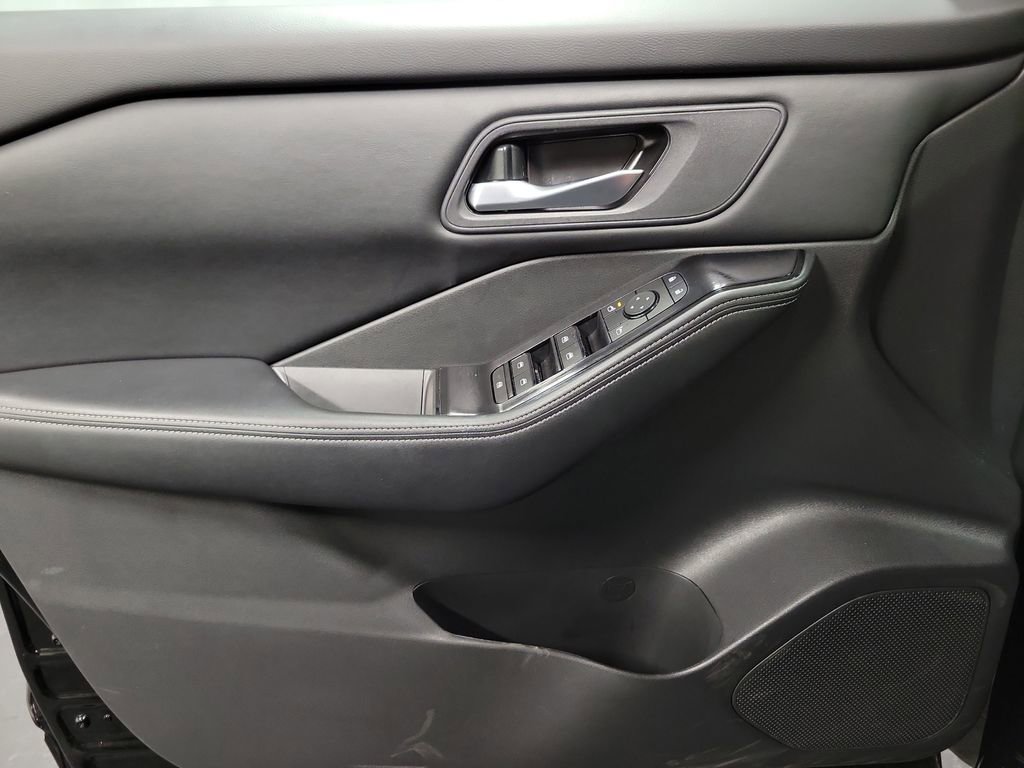 Used 2025 Nissan Rogue SV image 23