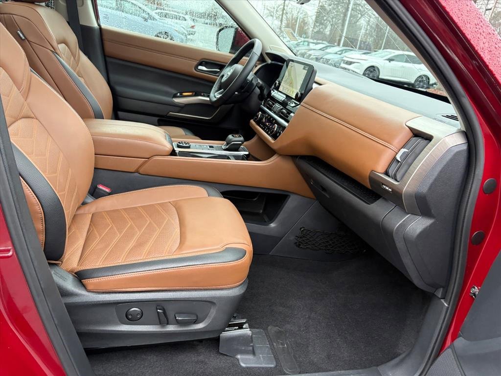 Used 2025 Nissan Pathfinder Platinum image 19