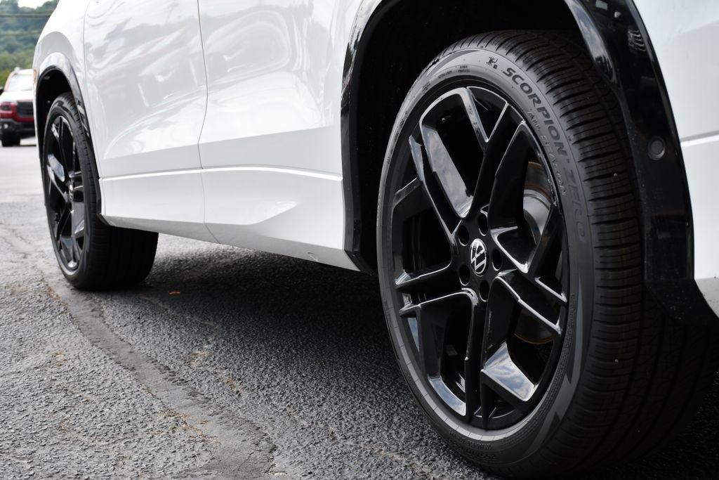 New 2026 Volkswagen Tiguan SE R-Line FWD image 10