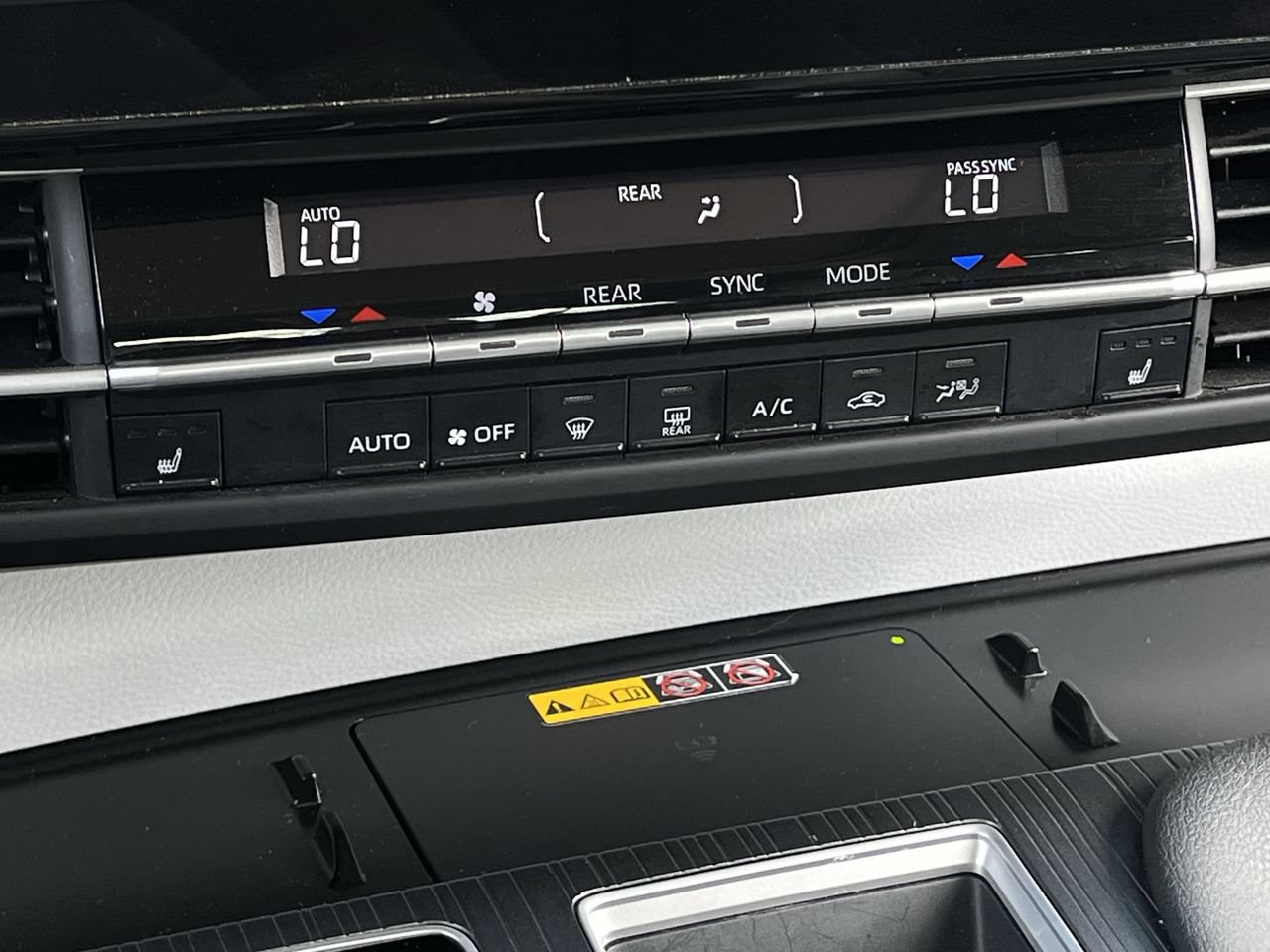 Used 2025 Toyota Sienna XLE FWD image 18