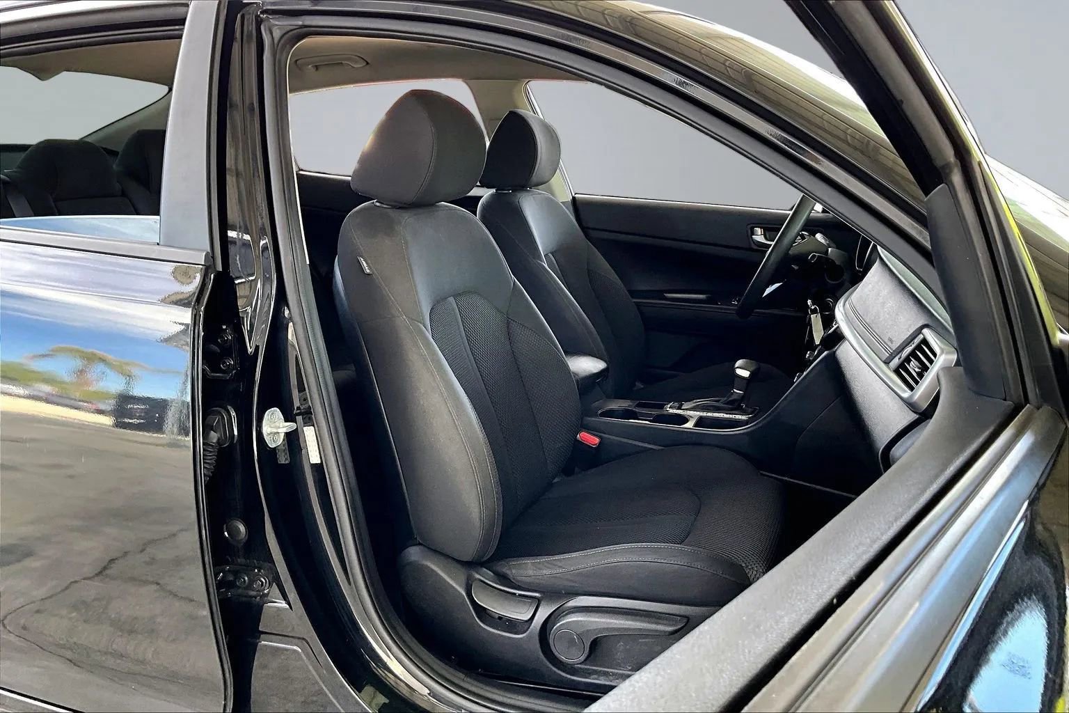 Used 2020 Kia Optima LX image 25