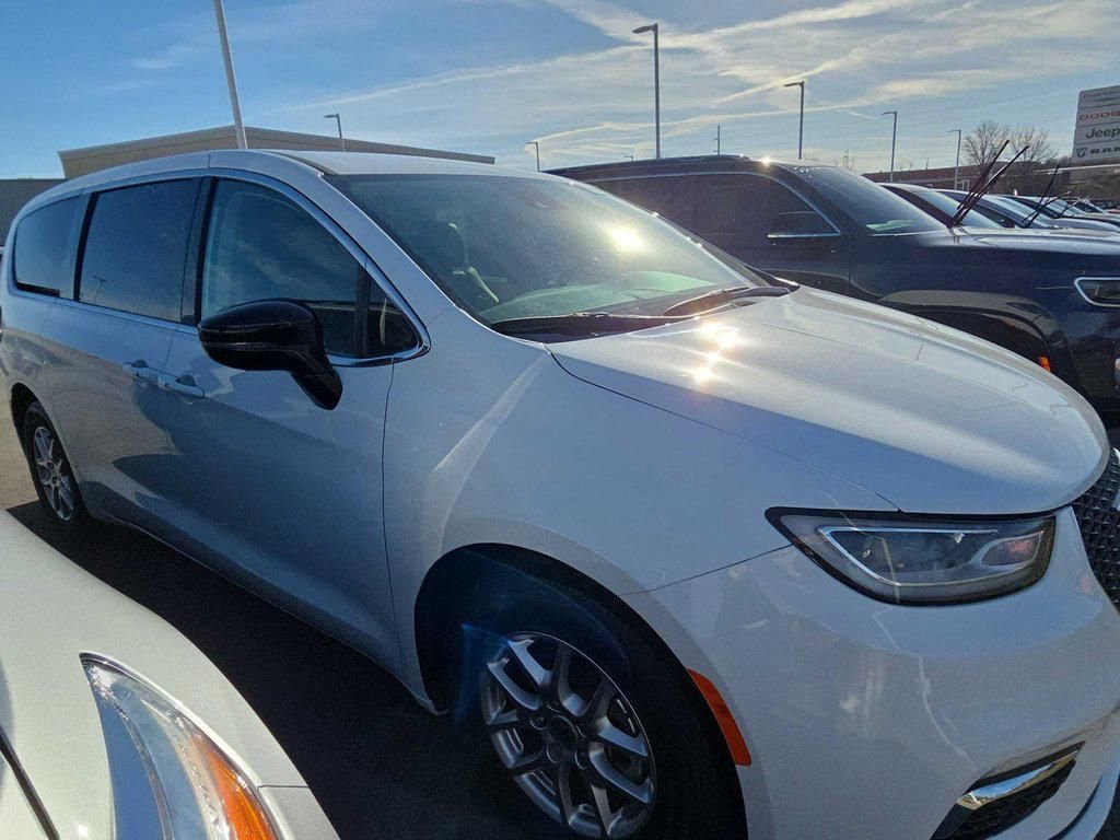 Used 2024 Chrysler Pacifica Touring-L FWD image 4