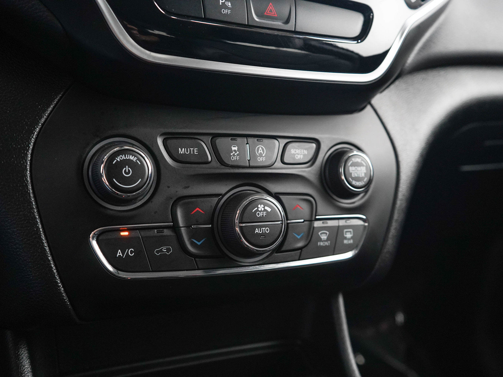 Used 2020 Jeep Cherokee Limited AWD/4WD image 23