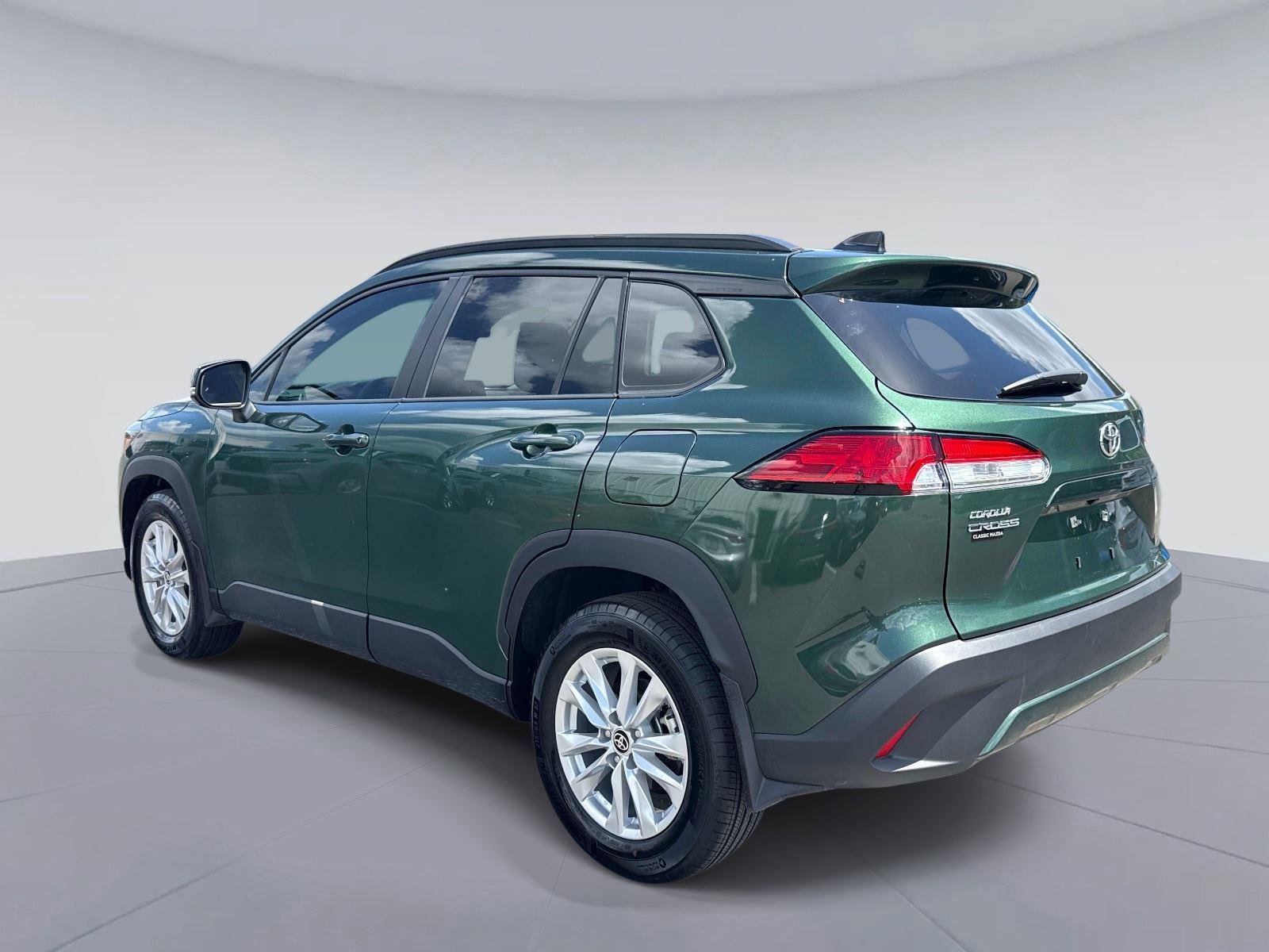 Used 2025 Toyota Corolla Cross LE image 5