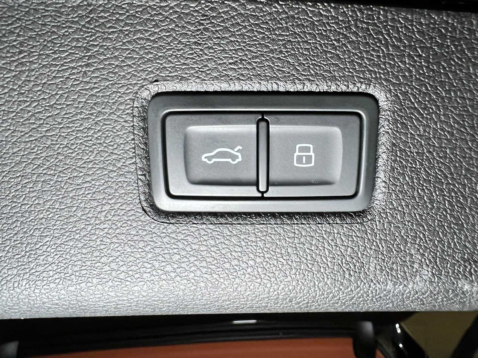 Used 2022 Bentley Bentayga AWD/4WD image 16