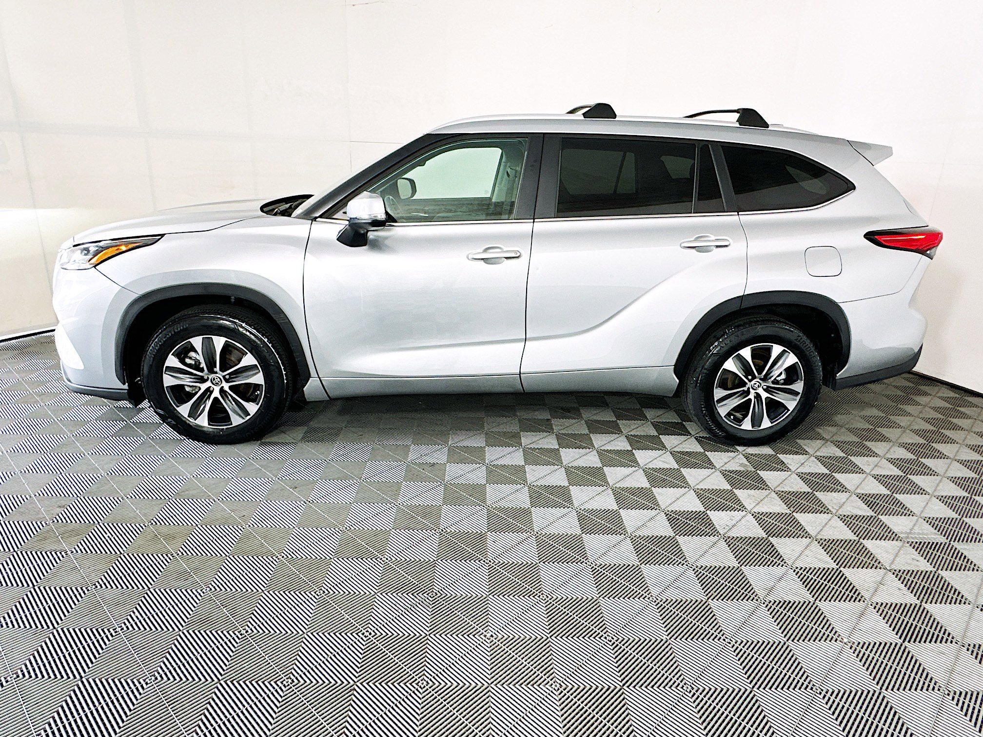 Used 2023 Toyota Highlander XLE FWD image 6