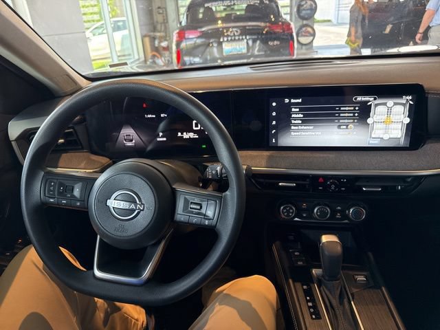 Used 2025 Nissan Kicks SV AWD/4WD image 2