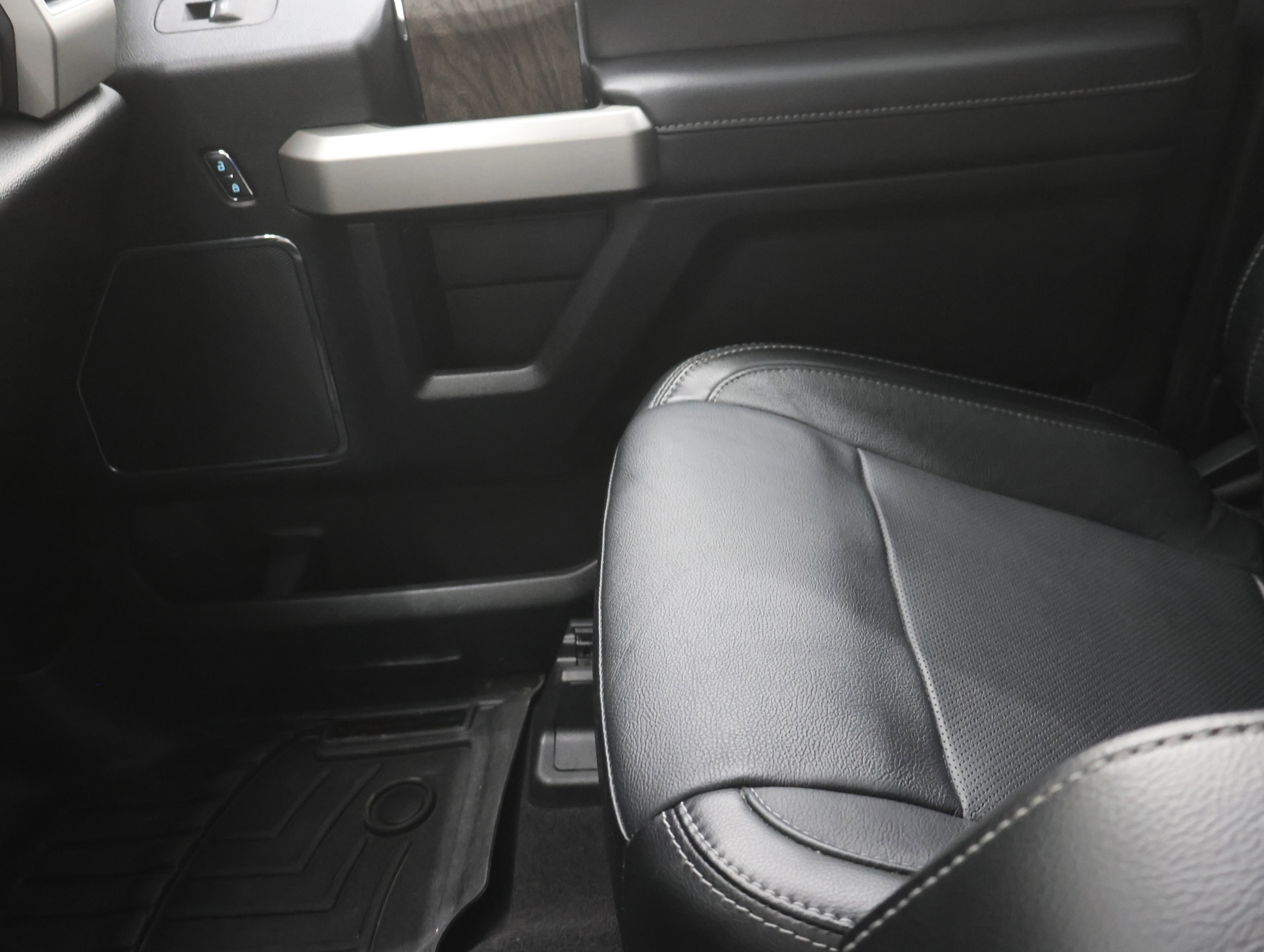 Used 2019 Ford F350 Lariat w/ Chrome Package image 13