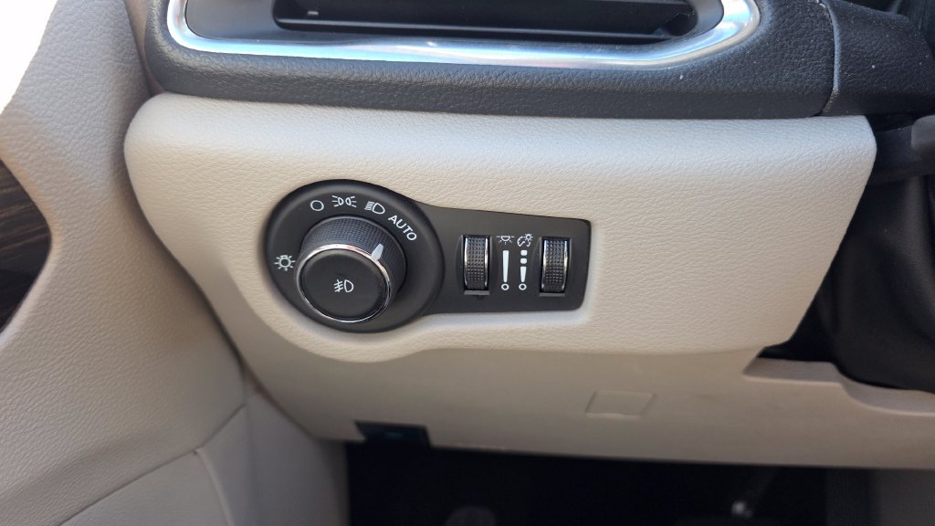 Used 2023 Chrysler Pacifica Limited FWD image 30