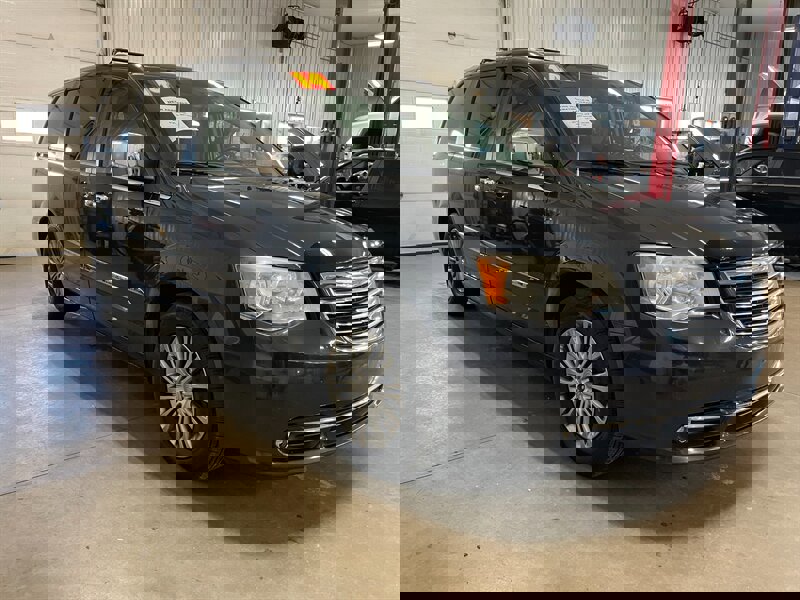 Used 2014 Chrysler Town & Country Touring-L w/ Driver Convenience Group image 5