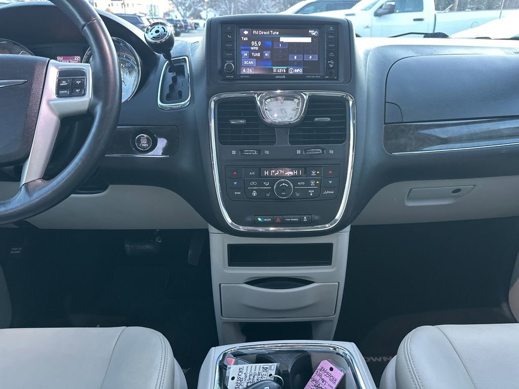 Used 2016 Chrysler Town & Country Touring w/ Driver Convenience Group image 19
