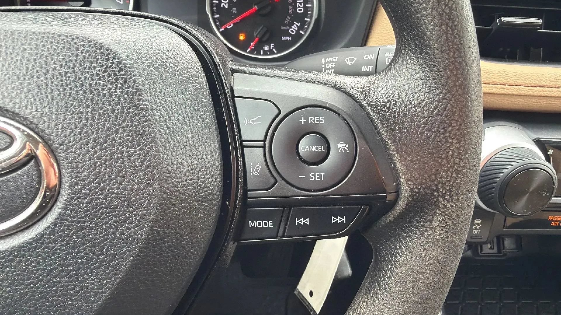 Used 2022 Toyota RAV4 LE AWD/4WD image 11