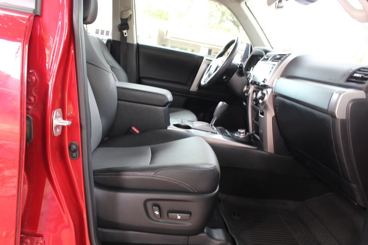 Used 2022 Toyota 4Runner SR5 Premium w/ Moonroof Package AWD/4WD image 17