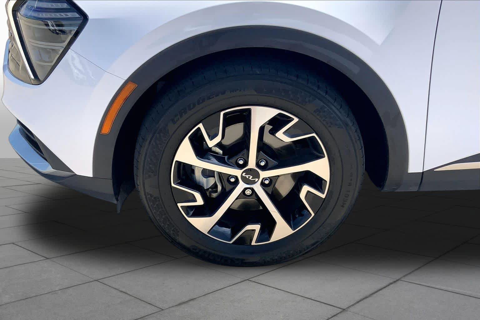 Used 2025 Kia Sportage EX FWD image 11
