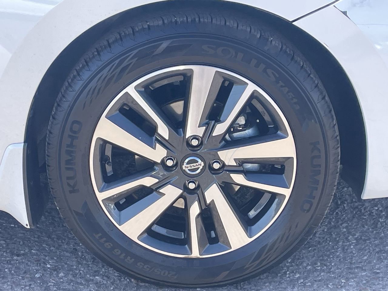 Used 2021 Nissan Versa SV w/ Trunk Package image 9