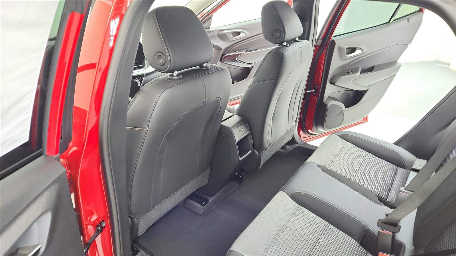 Used 2026 Chevrolet Trax LT w/ LT Convenience Package FWD image 12