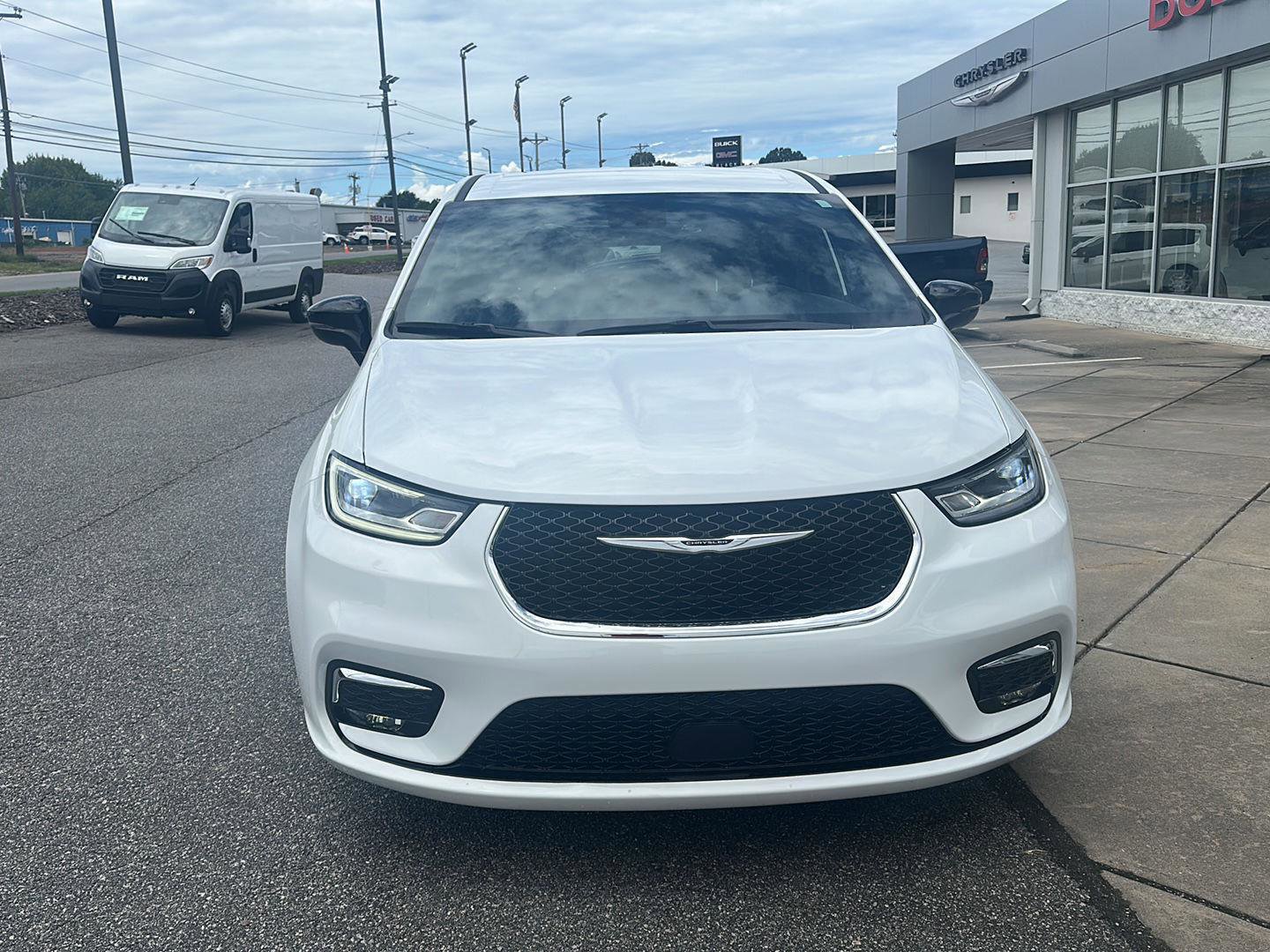 Used 2025 Chrysler Pacifica Select image 2