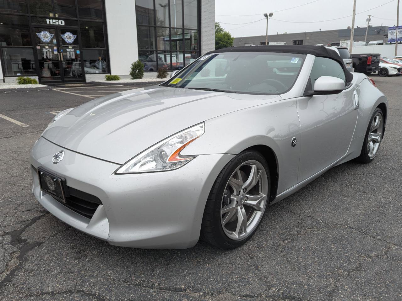Used 2010 Nissan 370Z Touring w/ Sport Pkg RWD image 2