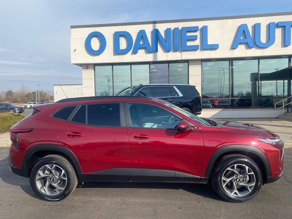 Used 2024 Chevrolet Trax LT w/ Sunroof Package image 2