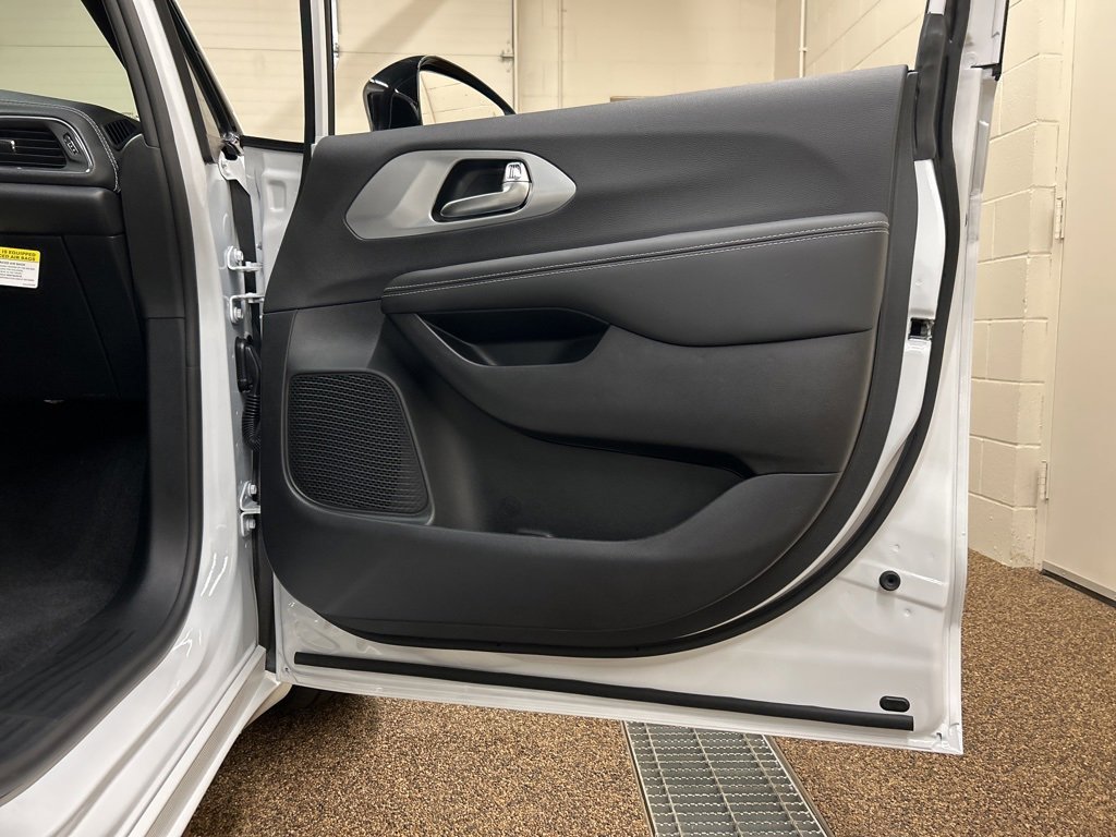 New 2026 Chrysler Pacifica Limited image 15