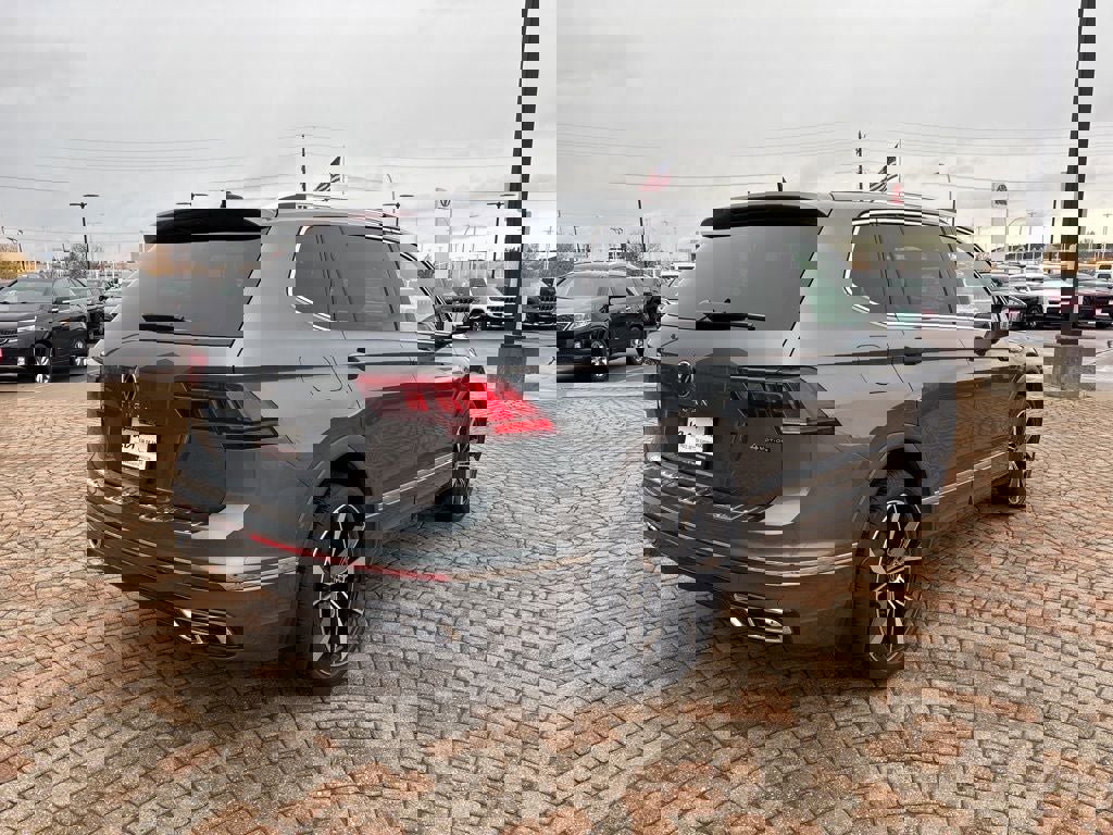 Used 2024 Volkswagen Tiguan SEL R-Line image 5