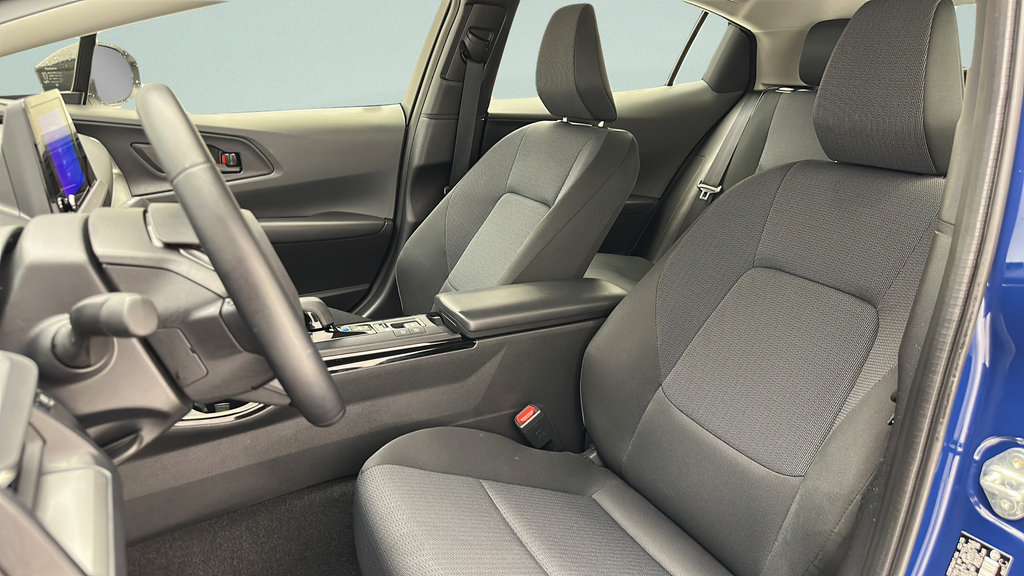 Used 2025 Toyota Prius LE FWD image 13