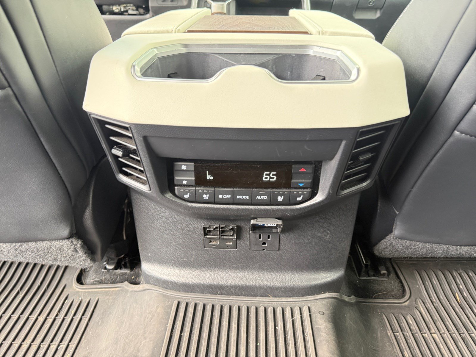 Used 2024 Toyota Sequoia Capstone AWD/4WD image 30